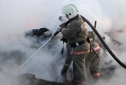 Спасатели МЧС России ликвидировали пожар в частном жилом доме, хозяйственных постройках в Яшкинском МО