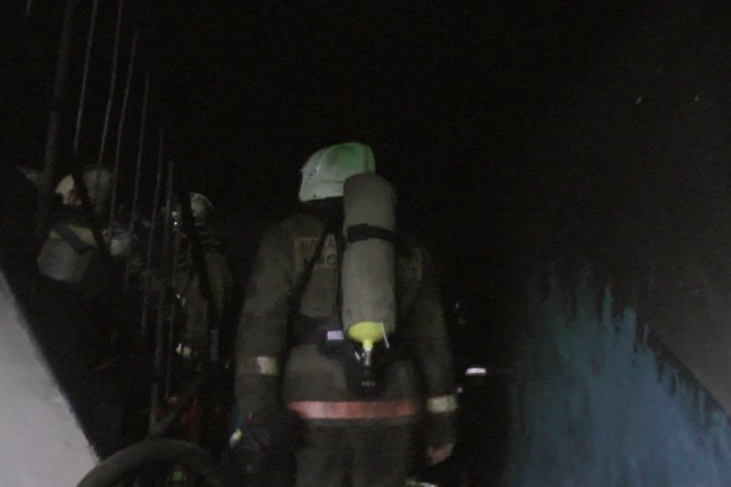 Спасатели МЧС России ликвидировали пожар в муниципальном многоквартирном жилом доме в Яшкинском МО