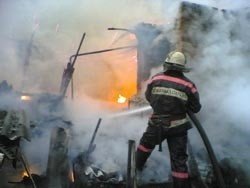 Спасатели МЧС России ликвидировали пожар в частном нежилом доме в Яшкинском МО