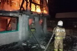 Спасатели МЧС России ликвидировали пожар в частном двухквартирном жилом доме, хозяйственной постройке в Яшкинском МО