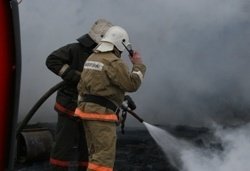 Спасатели МЧС России ликвидировали пожар в частном жилом доме, хозяйственной постройке в Яшкинском МО