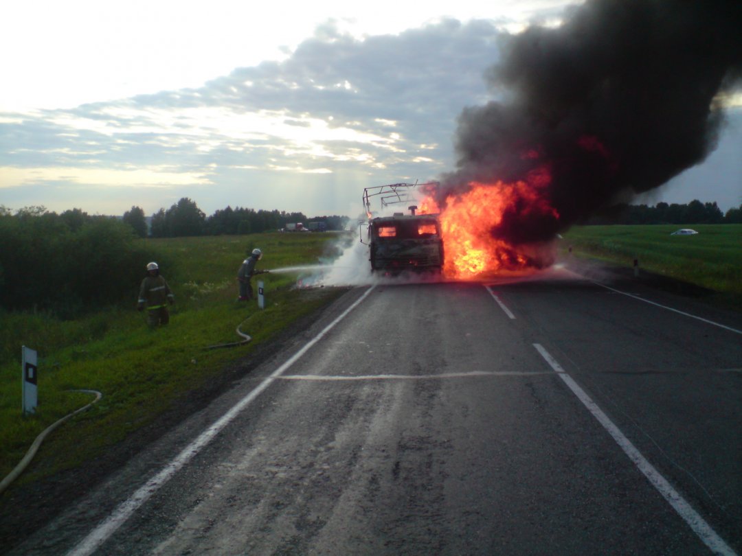 Спасатели МЧС России ликвидировали пожар в частном грузовом автомобиле в Яшкинском МО