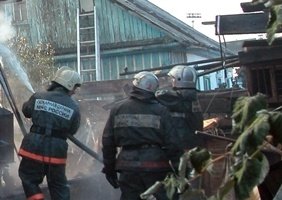 Спасатели МЧС России ликвидировали пожар в частной хозяйственной постройке в Яшкинском МО