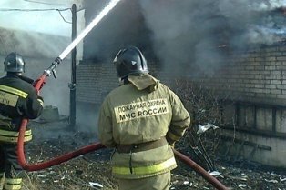 Спасатели МЧС России ликвидировали пожар в нежилом помещении в Яшкинском МО