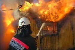 Спасатели МЧС России ликвидировали пожар в нежилом доме в Яшкинском МО