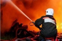 Спасатели МЧС России ликвидировали пожар в частном гараже, легковом автомобиле в Яшкинском МО