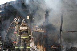 Спасатели МЧС России ликвидировали пожар в частном гараже и легковом автомобиле в Яшкинском МО