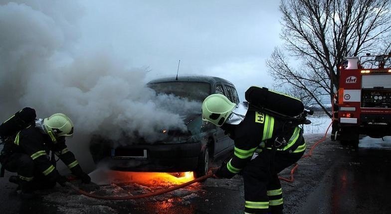 Спасатели МЧС России ликвидировали пожар в частном автомобиле в Яшкинском МО