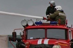 Спасатели МЧС России ликвидировали пожар в частном четырехквартирном жилом доме в Яшкинском МО