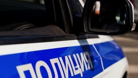 В Яшкинском округе полицейские привлекли к ответственности местных жителей за повреждение машины и вовлечение подростка в распитие алкоголя